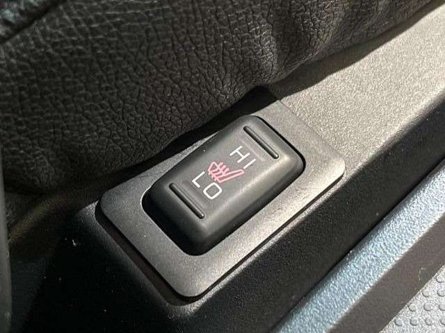 【シートヒーター】寒い日に重宝するシートヒーター!エアコンより早く温まってくれるので寒がりの人も安心ですね♪エアコンの温風は乾燥するから苦手、という方にもをおすすめです。