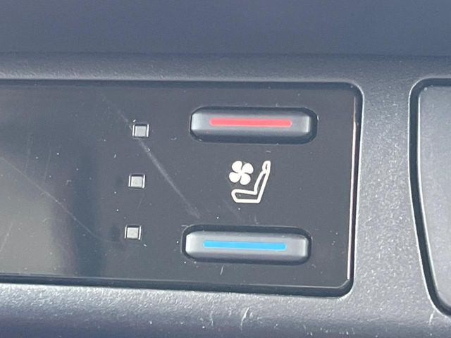 【シートベンチレーション】夏場は涼しい風でお尻や背中の熱やムレを防ぎ、冬はエアコンよりも早く温まってポカポカに!季節を問わず快適に過ごせます。