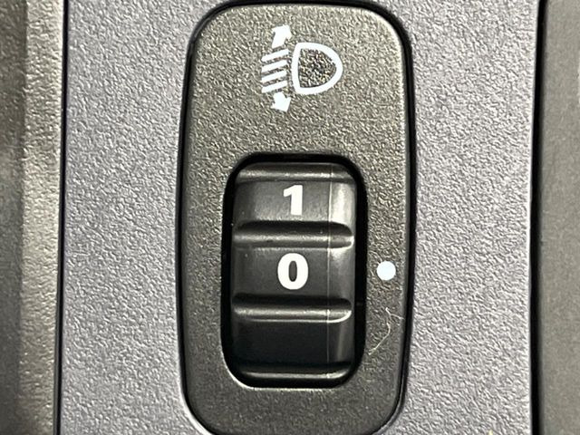 �y�w�b�h���C�g���x���C�U�[�z�ԗ��̎p���ɂ���ĕω�����w�b�h���C�g�̌����𒲐����邱�Ƃɂ��A�Ό��Ԃ�ῖh����^���܂���B