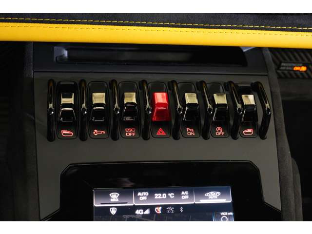 �q��@��f�i�Ƃ�����{�^�����C�A�E�g���̗p�B���s���[�h�ؑւ�e�푀��n�������I�ɔz�u����A�w��ЂƂŃe�N�j�J�̃L�����N�^�[��؂�ւ��\�B