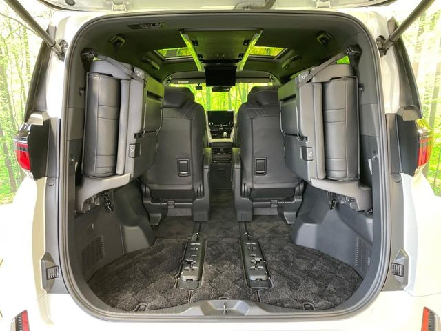 ���i�̂���������ʋ΁A���}���ɏ\���ȉ׎��X�y�[�X���m�ۂ��Ă���܂��B�Z�J���h�V�[�g��|���ƁA�傫�ȉו��̐ύڂ��\�ł���