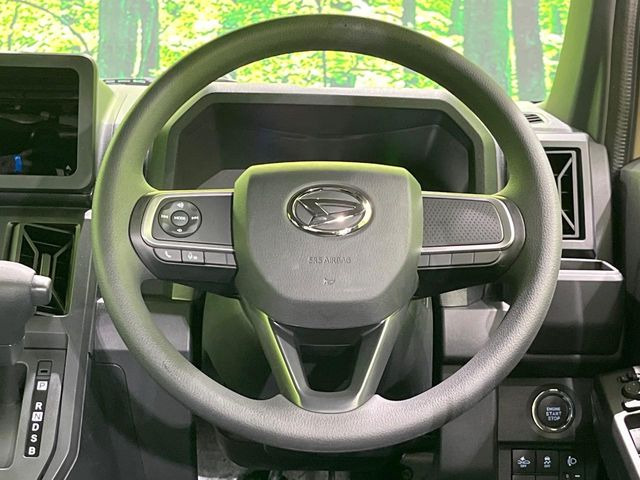 �C���e���A�ɍ��킹���f�U�C���̃X�e�A�����O�́A�^�]�������̂��Ƃ��l���A�^�]���₷���`��A�傫���ł��B�����x�A���ۂɐG���Ă��m���߂��������B