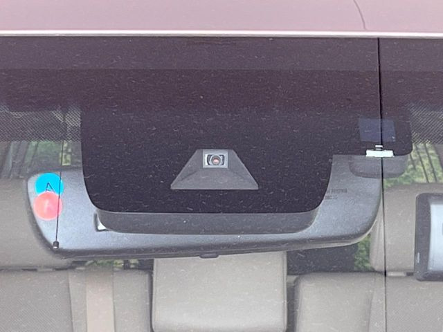 【トヨタセーフティセンス】走行中に前方の車両等を認識し、衝突しそうな時は警報とブレーキで衝突回避と被害軽減をアシスト。より安全にドライブをお楽しみいただけます。