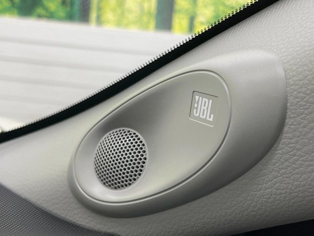 �yJBL�T�E���h�V�X�e���z���[�J�[�I�v�V�����̍��i�ʃT�E���h�V�X�e���𓋍ځB��p�̃`���[�j���O���{���ꂽ�召�l�X�ȃX�s�[�J�[����ǎ��ȃT�E���h���t�ł��A�Տꊴ���ӂ�鉹����Ԃ����o���܂��B