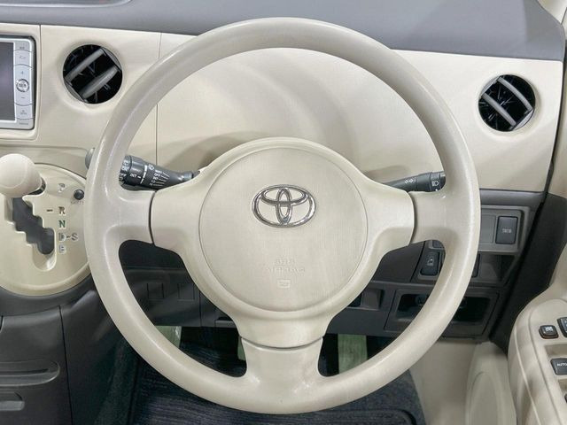 �C���e���A�ɍ��킹���f�U�C���̃X�e�A�����O�́A�^�]�������̂��Ƃ��l���A�^�]���₷���`��A�傫���ł��B�����x�A���ۂɐG���Ă��m���߂��������B