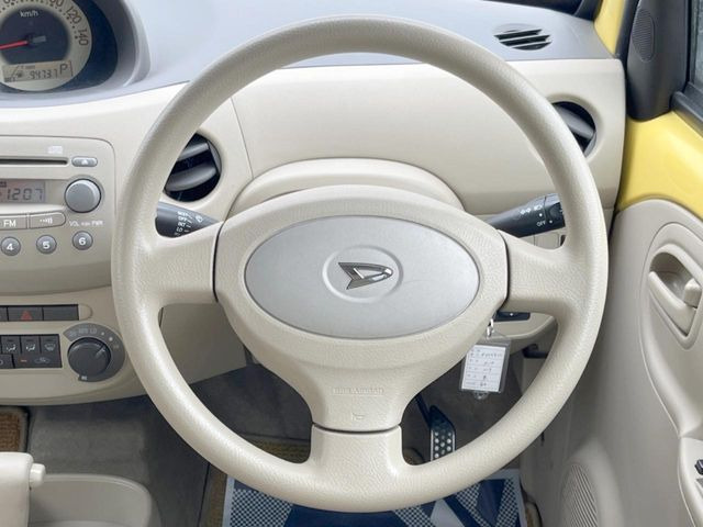 �C���e���A�ɍ��킹���f�U�C���̃X�e�A�����O�́A�^�]�������̂��Ƃ��l���A�^�]���₷���`��A�傫���ł��B�����x�A���ۂɐG���Ă��m���߂��������B