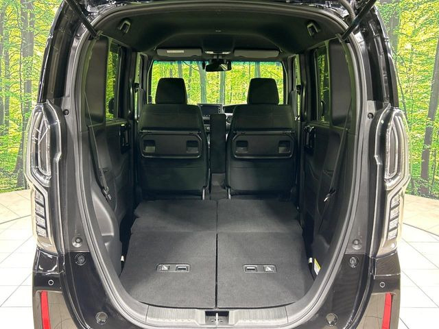 ���i�̂���������ʋ΁A���}���ɏ\���ȉ׎��X�y�[�X���m�ۂ��Ă���܂��B�Z�J���h�V�[�g��|���ƁA�傫�ȉו��̐ύڂ��\�ł���