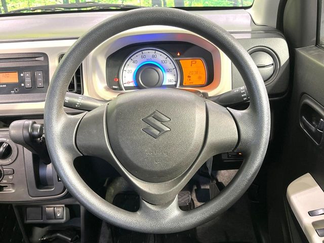 �C���e���A�ɍ��킹���f�U�C���̃X�e�A�����O�́A�^�]�������̂��Ƃ��l���A�^�]���₷���`��A�傫���ł��B�����x�A���ۂɐG���Ă��m���߂��������B