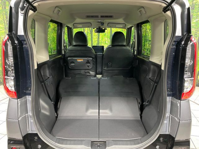 ���i�̂���������ʋ΁A���}���ɏ\���ȉ׎��X�y�[�X���m�ۂ��Ă���܂��B�Z�J���h�V�[�g��|���ƁA�傫�ȉו��̐ύڂ��\�ł���