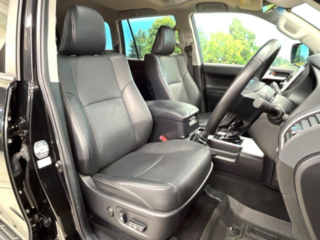 【本革シート】上質な本革を使用し、高級感あふれる本革シート。常に体に触れる部分だから、座り心地の良さにはこだわりたいですね♪汚れの付着や劣化を抑制する内装コーティング施工もおススメですよ♪