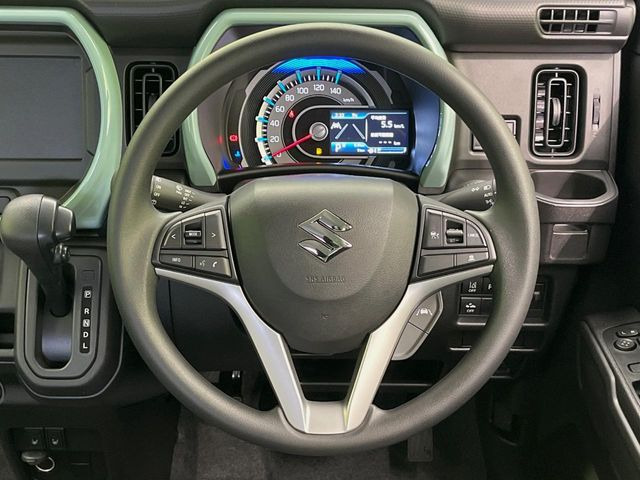 �C���e���A�ɍ��킹���f�U�C���̃X�e�A�����O�́A�^�]�������̂��Ƃ��l���A�^�]���₷���`��A�傫���ł��B�����x�A���ۂɐG���Ă��m���߂��������B