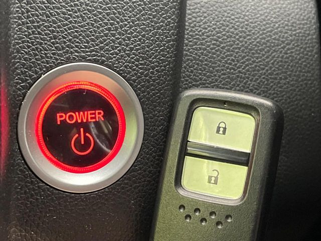 �yHonda�X�}�[�g�L�[�z�J�o����|�P�b�g�ɓ��ꂽ�܂܂ł��h�A�̎{���E�������\�ȃX�}�[�g�L�[�𑕔��B�G���W���̃I���E�I�t�����J�M�����o���K�v����������Ƃ��Ă��֗��ł���