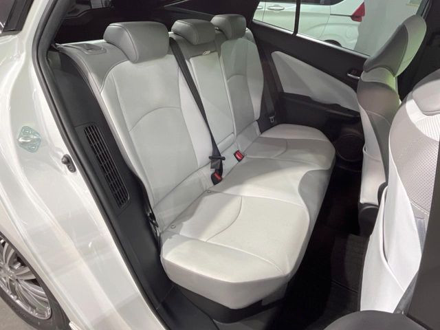 後部座席も気になるようなキズ・汚れやへたり等、大きなダメージはなく、良好な状態です。