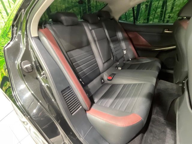後部座席も気になるようなキズ・汚れやへたり等、大きなダメージはなく、良好な状態です。