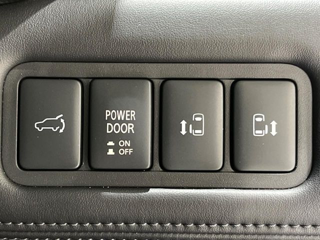 【両側パワースライドドア】スマートキーや運転席のスイッチで後席両側スライドドアの開閉が可能♪電動だから力を入れてドアを開ける必要が無く、小さなお子様でも簡単に開け閉めでき快適です♪