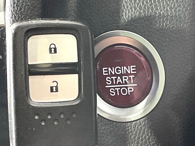 �yHonda�X�}�[�g�L�[�z�J�o����|�P�b�g�ɓ��ꂽ�܂܂ł��h�A�̎{���E�������\�ȃX�}�[�g�L�[�𑕔��B�G���W���̃I���E�I�t�����J�M�����o���K�v����������Ƃ��Ă��֗��ł���