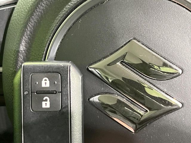 【キーレススタートシステム】カバンやポケットに入れたままでもドアの施錠・解錠が可能なスマートキーを装備。エンジンのオン・オフ時もカギを取り出す必要が無いからとっても便利です♪