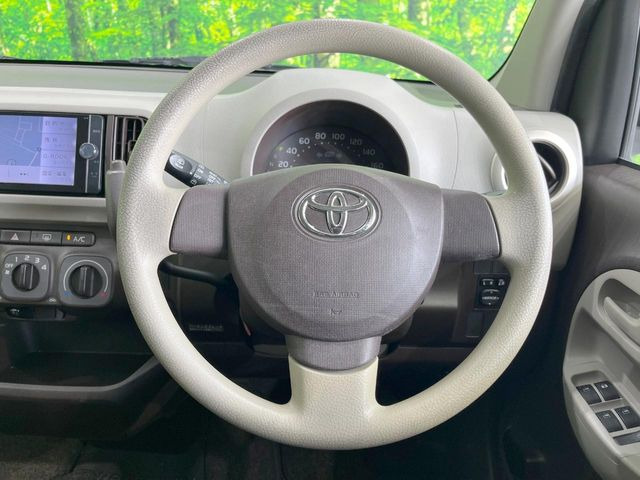 �C���e���A�ɍ��킹���f�U�C���̃X�e�A�����O�́A�^�]�������̂��Ƃ��l���A�^�]���₷���`��A�傫���ł��B�����x�A���ۂɐG���Ă��m���߂��������B