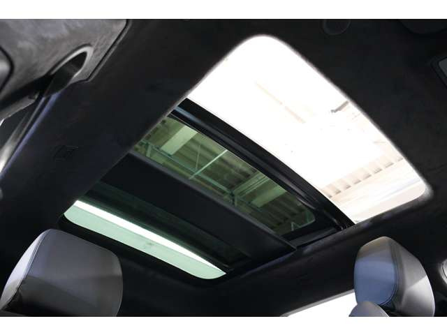 �S��4.3m�A�ԕ�1.9m�ƃ����h���[�o�[�̒��ł͈�ԃR���p�N�g�ȃ��f���ł����A�����h���[�o�[�炵�����O�W���A���[�ŁA�㎿�ȃh���C�u�����y���݂��������܂��B