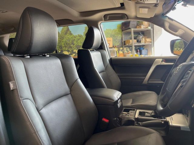 【黒革シート】上質な本革を使用し、高級感あふれる黒革シート。常に体に触れる部分だから、座り心地の良さにはこだわりたいですね♪汚れの付着や劣化を抑制する内装コーティング施工もおススメですよ♪