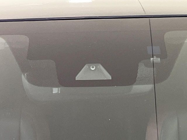 【プリクラッシュセーフティ】前方の車両等を検知し、衝突しそうな時は警報で注意を促し、ブレーキを踏む力をサポート。ブレーキを踏めなかった場合は衝突被害軽減ブレーキが作動、衝突回避をサポートします。