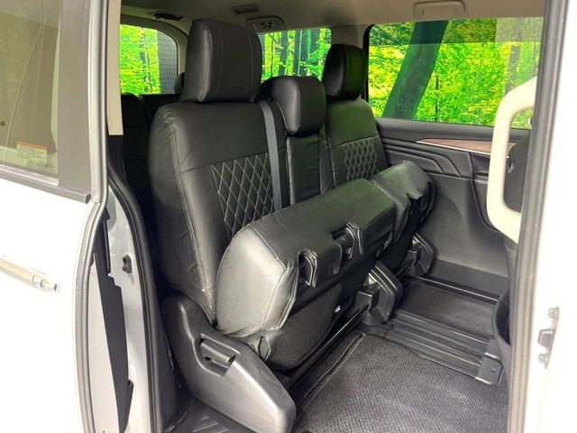 後部座席も気になるようなキズ・汚れやへたり等、大きなダメージはなく、良好な状態です。