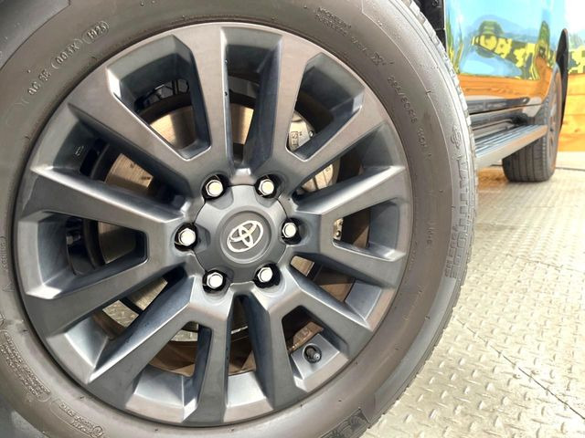 【純正18インチアルミホイール】外観にマッチした純正アルミホイールを装着しております。各種社外アルミホイールや、スタッドレスタイヤも取扱いしております。是非ご相談ください♪