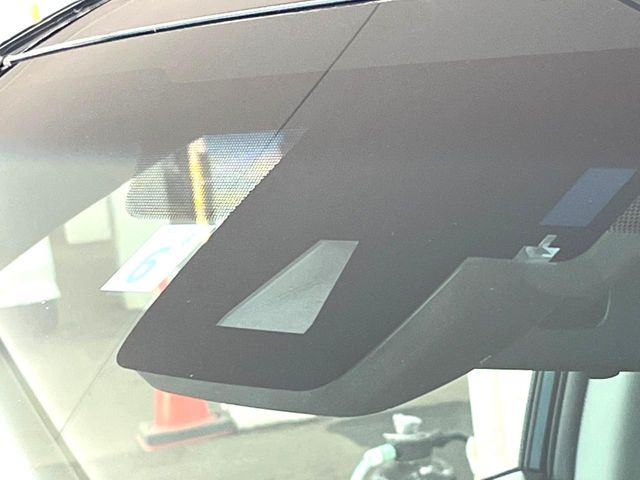 【プリクラッシュセーフティ】前方の車両等を検知し、衝突しそうな時は警報で注意を促し、ブレーキを踏む力をサポート。ブレーキを踏めなかった場合は衝突被害軽減ブレーキが作動、衝突回避をサポートします。