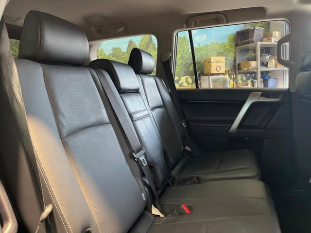 後部座席も気になるようなキズ・汚れやへたり等、大きなダメージはなく、良好な状態です。