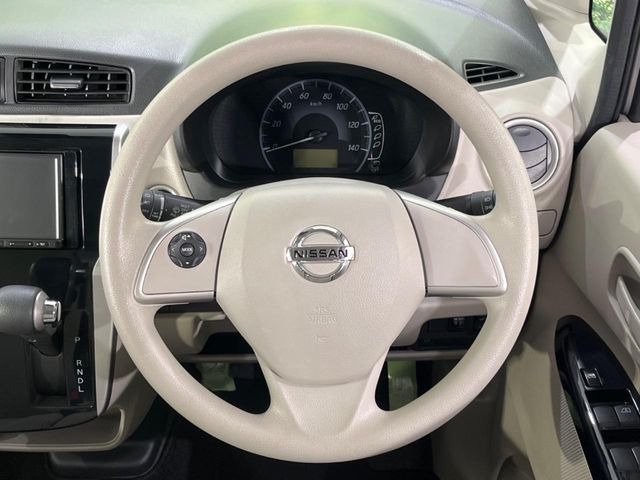 �C���e���A�ɍ��킹���f�U�C���̃X�e�A�����O�́A�^�]�������̂��Ƃ��l���A�^�]���₷���`��A�傫���ł��B�����x�A���ۂɐG���Ă��m���߂��������B