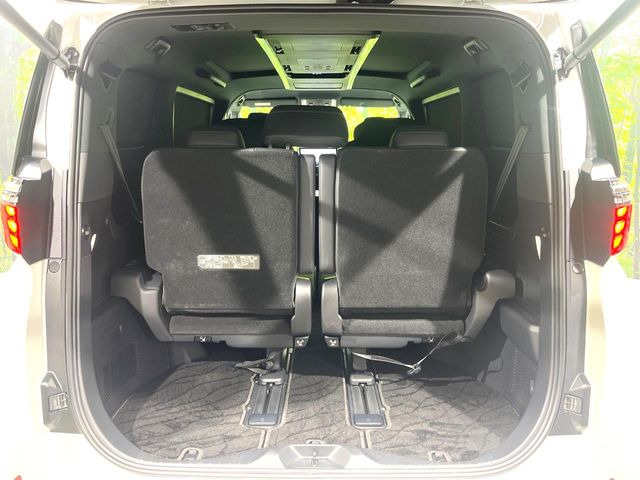 ���i�̂���������ʋ΁A���}���ɏ\���ȉ׎��X�y�[�X���m�ۂ��Ă���܂��B�T�[�h�V�[�g��|���ƁA�傫�ȉו��̐ύڂ��\�ł���