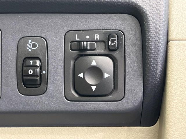 �y�d���i�[�~���[�z�T�C�h�~���[�͓d���i�[���ƂȂ��Ă���A�������ԏ�ł��L�Y�������X�N��}�����܂��B