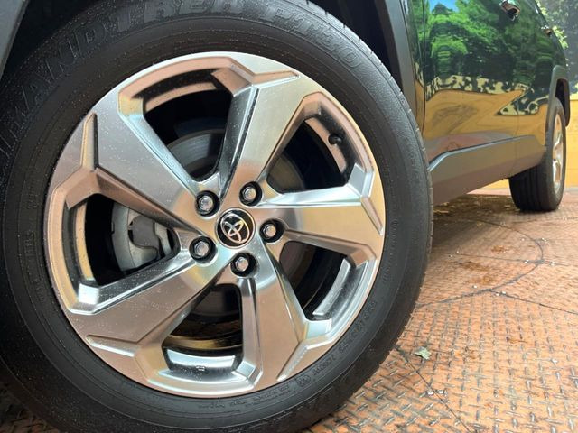 【純正18インチアルミホイール】外観にマッチした純正アルミホイールを装着しております。各種社外アルミホイールや、スタッドレスタイヤも取扱いしております。是非ご相談ください♪