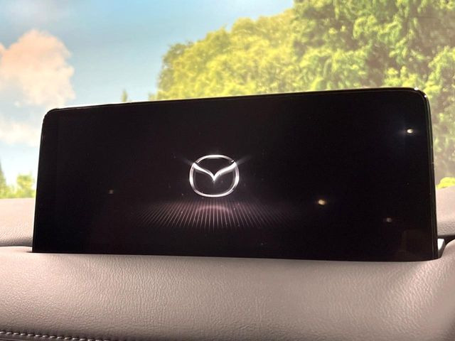 【10.25インチマツダコネクト】車内の雰囲気にマッチした大型ディスプレイ。スマホ接続でのナビ使用やBluetooth再生等、様々な機能が楽しめます。直感的なダイヤル操作が可能で、使い勝手も良好です。