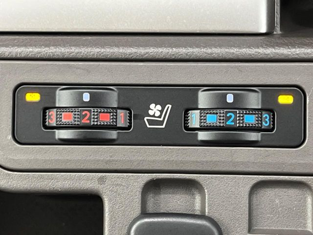 【シートベンチレーション】夏場は涼しい風でお尻や背中の熱やムレを防ぎ、冬はエアコンよりも早く温まってポカポカに!季節を問わず快適に過ごせます。