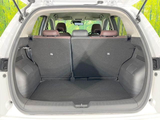 ���i�̂���������ʋ΁A���}���ɏ\���ȉ׎��X�y�[�X���m�ۂ��Ă���܂��B�Z�J���h�V�[�g��|���ƁA�傫�ȉו��̐ύڂ��\�ł���