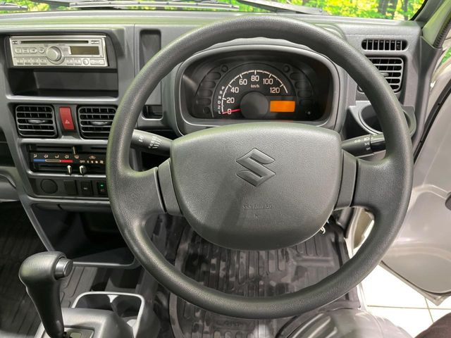 �C���e���A�ɍ��킹���f�U�C���̃X�e�A�����O�́A�^�]�������̂��Ƃ��l���A�^�]���₷���`��A�傫���ł��B�����x�A���ۂɐG���Ă��m���߂��������B