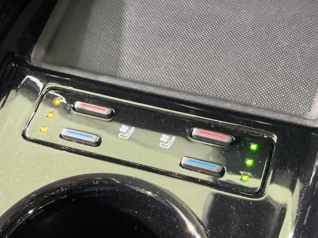 【シートベンチレーション】夏場は涼しい風でお尻や背中の熱やムレを防ぎ、冬はエアコンよりも早く温まってポカポカに!季節を問わず快適に過ごせます。