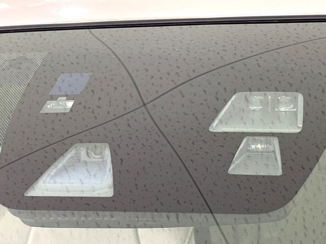 �yi-ACTIVESENSE�z���s���ɑO���̎ԗ�����F�����A�Փ˂������Ȏ��͌x��ƃu���[�L�ŏՓˉ���Ɣ�Q�y�����A�V�X�g�B�����S�Ƀh���C�u�����y���݂��������܂��B