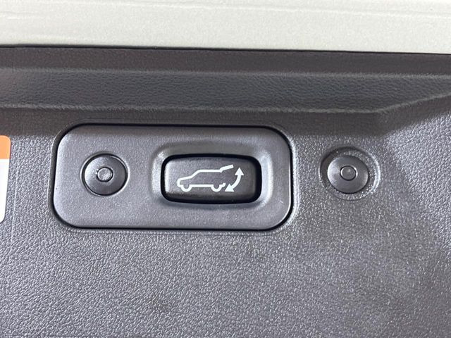 【パワーバックドア】スマートキーや運転席のボタンを押すだけでリアゲートが自動で開閉します!荷物を持っている時や、高い位置にあるバックドアを閉める際に便利な機能です♪