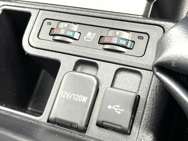 【シートベンチレーション】夏場は涼しい風でお尻や背中の熱やムレを防ぎ、冬はエアコンよりも早く温まってポカポカに!季節を問わず快適に過ごせます。