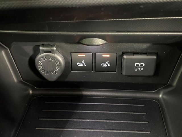 【シートヒーター】寒い日に重宝するシートヒーター!エアコンより早く温まってくれるので寒がりの人も安心ですね♪エアコンの温風は乾燥するから苦手、という方にもをおすすめです。