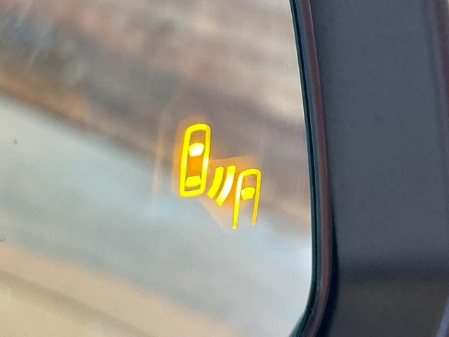 【ブラインドスポットモニター】走行中、ドアミラーの死角になりやすい箇所に後続車が接近するとサイドミラーのレンズに警告を表示!ドライバーに注意喚起をしてくれます。