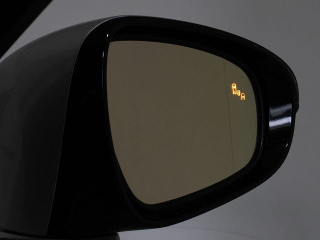 BSM(�u���C���h�X�|�b�g���j�^)!�ׂ̎Ԑ��𑖂�ԗ������[�_�[�Ō��m���A�h�A�~���[�ł͊m�F���ɂ����㑤���G���A�ɑ��݂���ԗ��ɉ����āA�}�ڋ߂��Ă���ԗ������m���܂��B