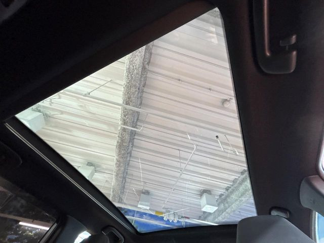 【ガラスルーフ】ガラスルーフ搭載で車内の解放感が一気にアップ!開放的なドライブをお楽しみいただけます。