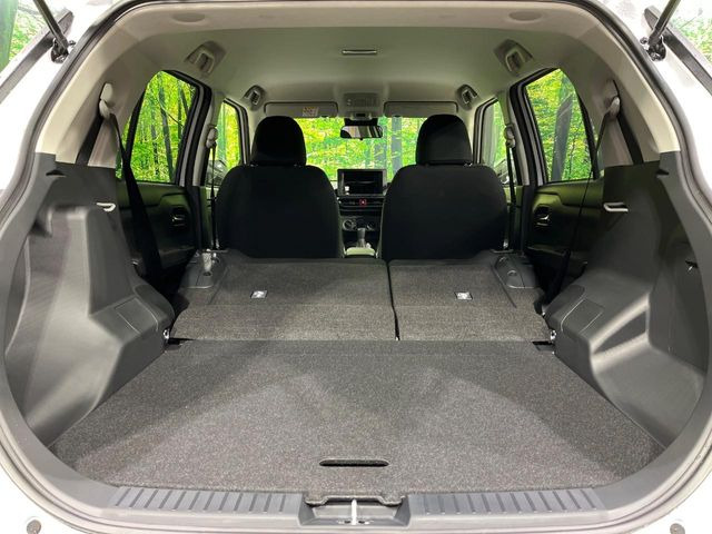 ���i�̂���������ʋ΁A���}���ɏ\���ȉ׎��X�y�[�X���m�ۂ��Ă���܂��B�Z�J���h�V�[�g��|���ƁA�傫�ȉו��̐ύڂ��\�ł���