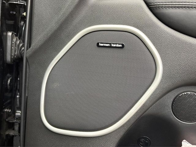 ��harman/kardon�T�E���h�V�X�e��:�I�[�f�B�I��僁�[�J�[����|����v���~�A���X�s�[�J�[�𑕔��B�����̃X�s�[�J�[����A���̗������܂ŕ����鍂�i���ȉ��y�����y���݂��������܂��B