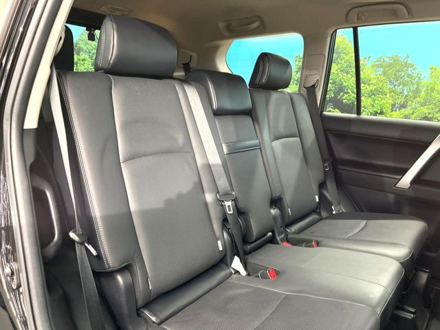 後部座席も気になるようなキズ・汚れやへたり等、大きなダメージはなく、良好な状態です。