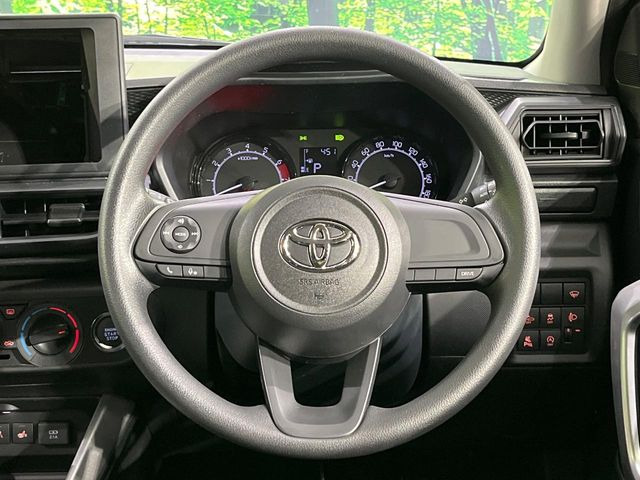 �C���e���A�ɍ��킹���f�U�C���̃X�e�A�����O�́A�^�]�������̂��Ƃ��l���A�^�]���₷���`��A�傫���ł��B�����x�A���ۂɐG���Ă��m���߂��������B