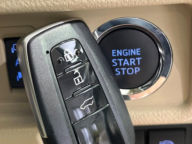 【キーレス】少し離れた場所からでもボタン一つでドアの開錠・施錠ができるのでとっても便利!ドアの鍵穴周りに傷をつけることもありません♪